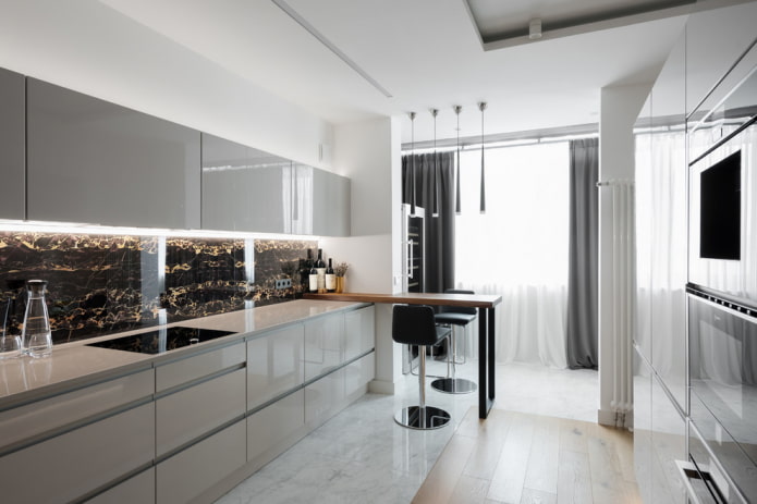 mobili all'interno di una cucina combinata con una loggia
