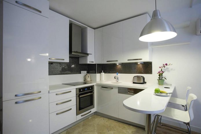 Progetto di una cucina ad angolo con bancone bar