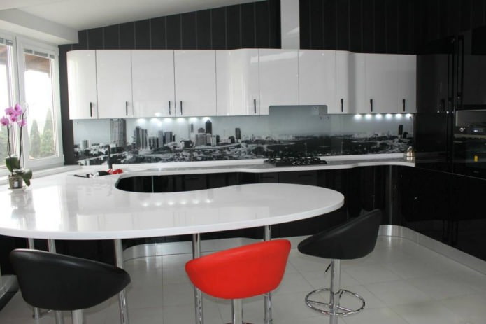 Interno di una cucina con bancone bar combinato con un set da cucina