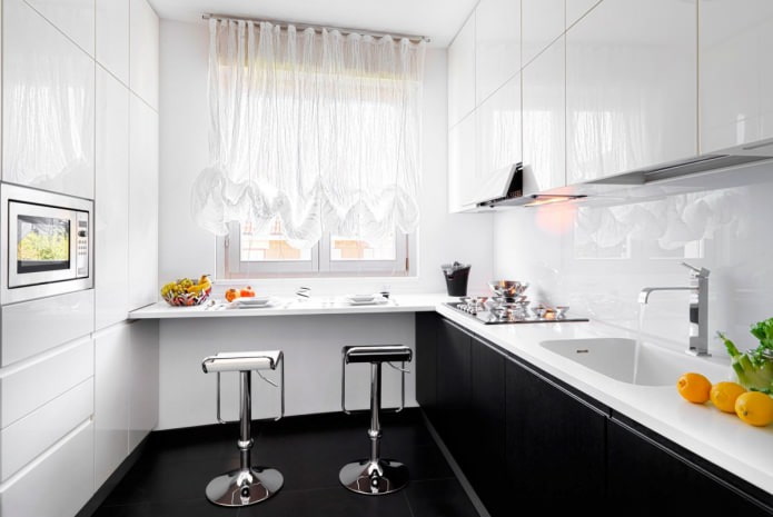 Cucina con bancone del bar vicino alla finestra