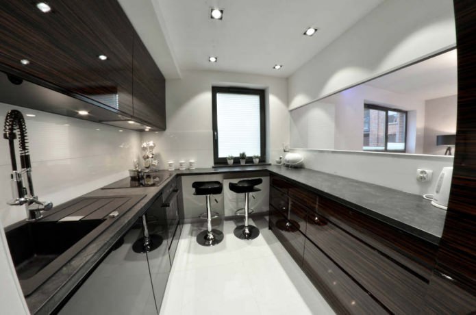piccola cucina con bancone bar vicino alla finestra