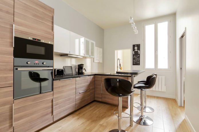 bancone bar combinato nell'interno della cucina