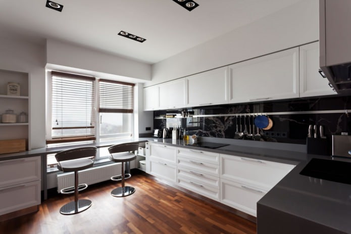 Cucina con bancone bar vicino alla finestra