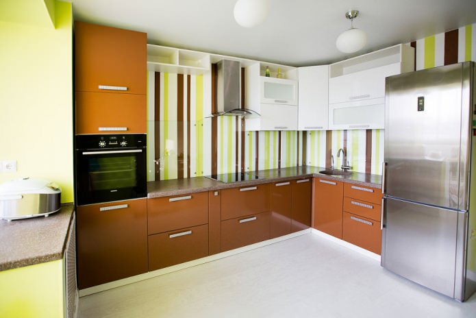 interno della cucina elegante e luminoso con carta da parati a righe verdi