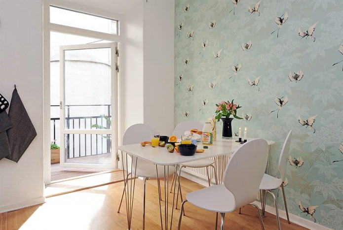 Carta da parati color menta in una cucina in stile scandinavo