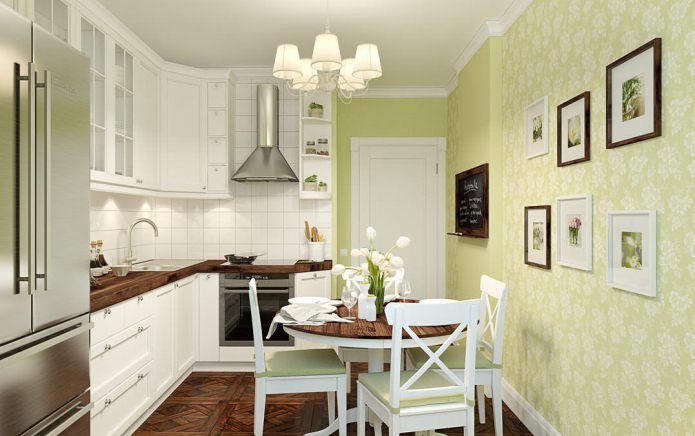 Cucina tradizionale con carta da parati verde chiaro
