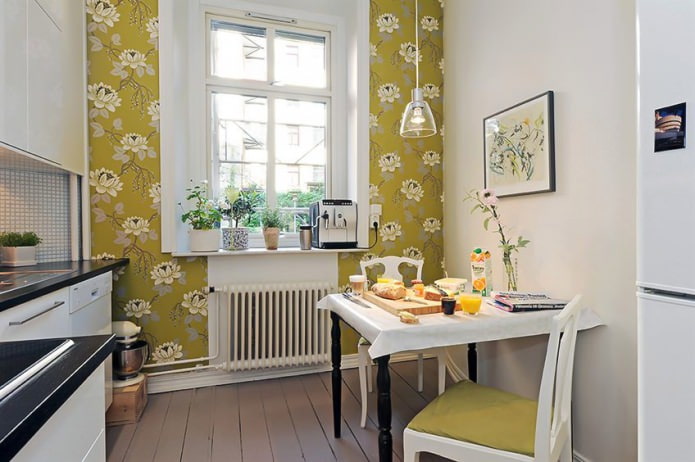 Carta da parati verde con motivo floreale nel design della cucina in stile scandinavo