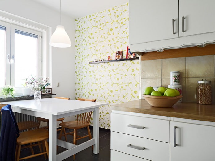 Carta da parati bianca e verde con ornamenti floreali nel design della cucina