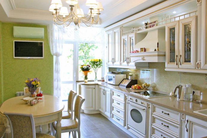 Carta da parati verde all'interno della cucina in stile classico