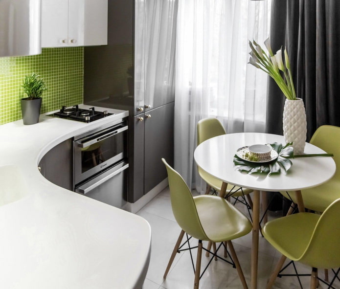 esempio di posizionamento del tavolo in una cucina minuscola