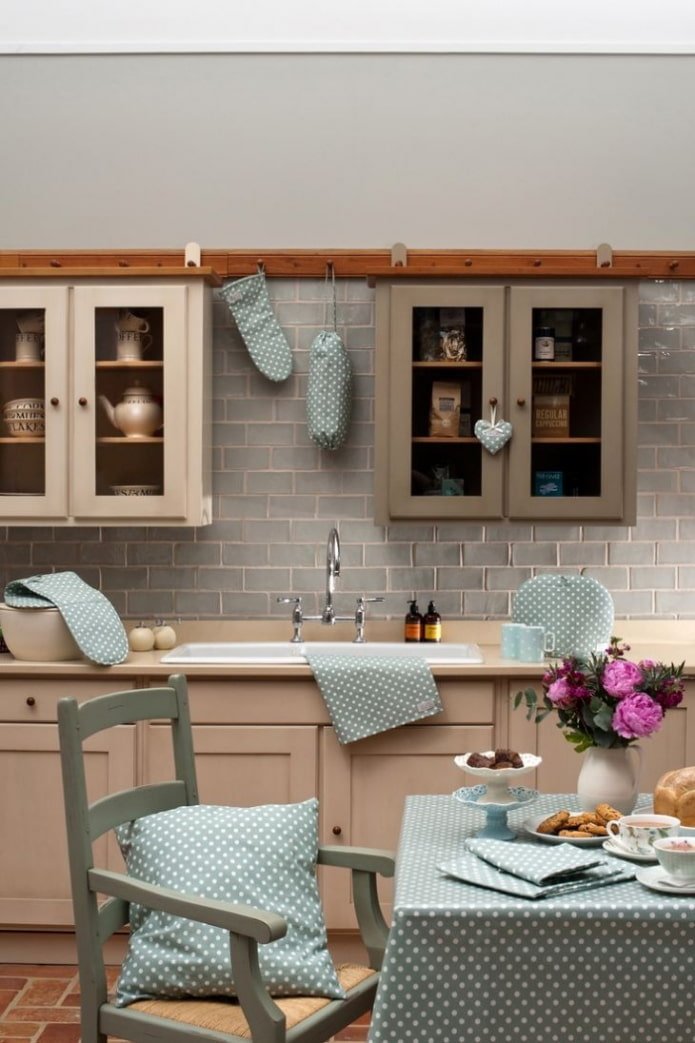 decorazione tessile a pois per la cucina