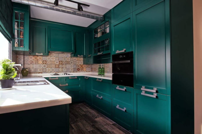 cucina color smeraldo scuro con grembiule a mosaico