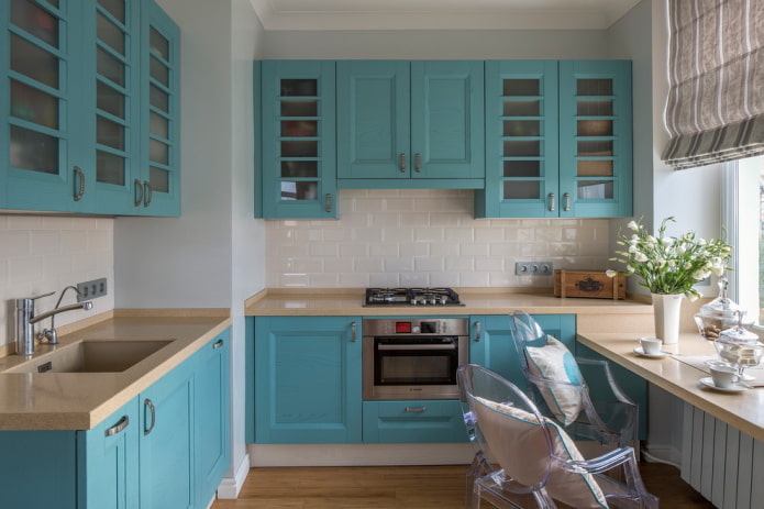 interno della cucina in un appartamento di 36 metri quadrati