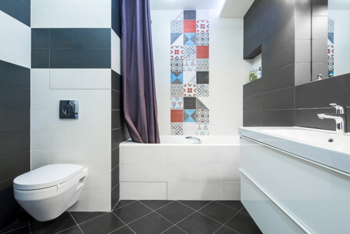 interno del bagno in un appartamento di 36 metri quadrati