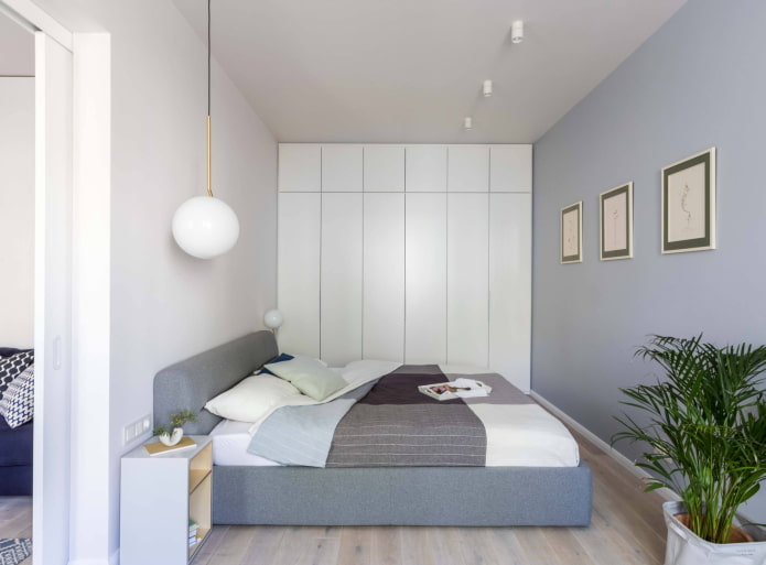 Letto e armadi lungo tutta la parete
