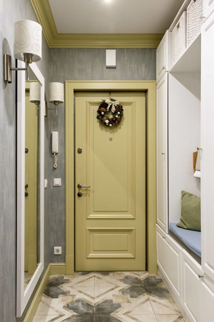 design del corridoio all'interno di un appartamento di 45 metri quadrati