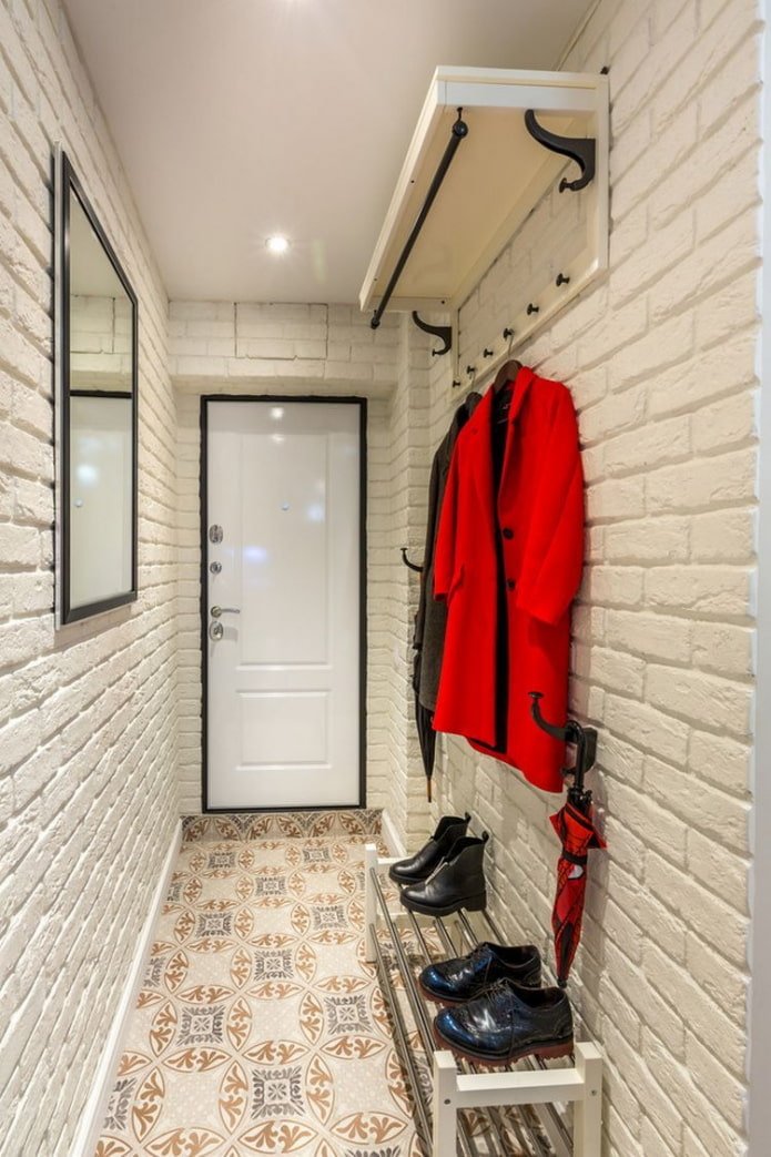 design del corridoio all'interno di un appartamento di 45 metri quadrati