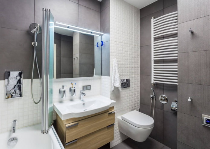 interno del bagno in un appartamento di 50 metri quadrati