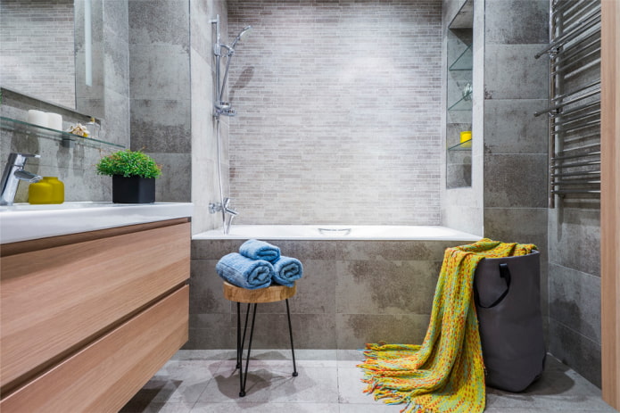 Bagno grigio con accenti luminosi