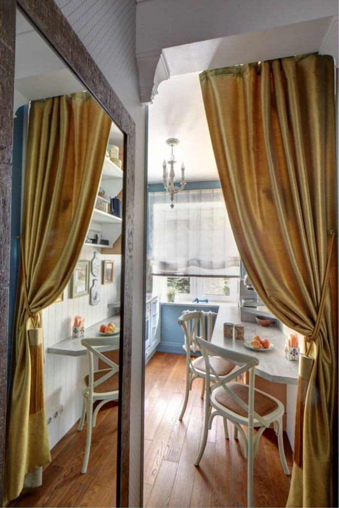 Cucina dietro la tenda