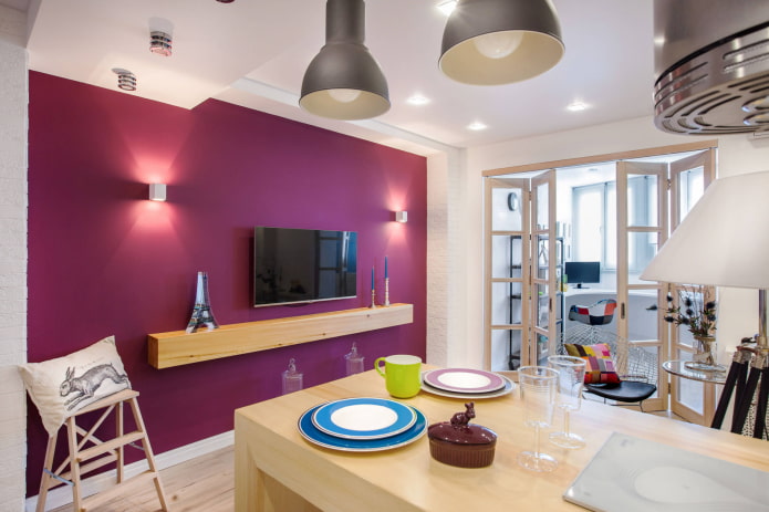 Balcone in uno studio con parete color mirtillo rosso
