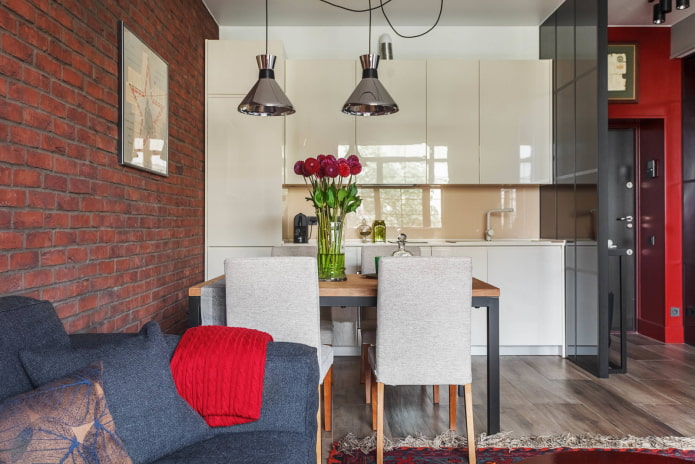 Loft con elementi rossi