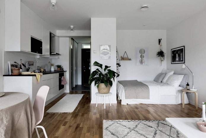 Decorazione bianca come la neve in uno studio scandinavo