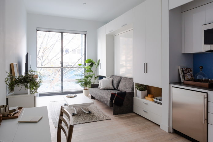 interno di un monolocale con una finestra