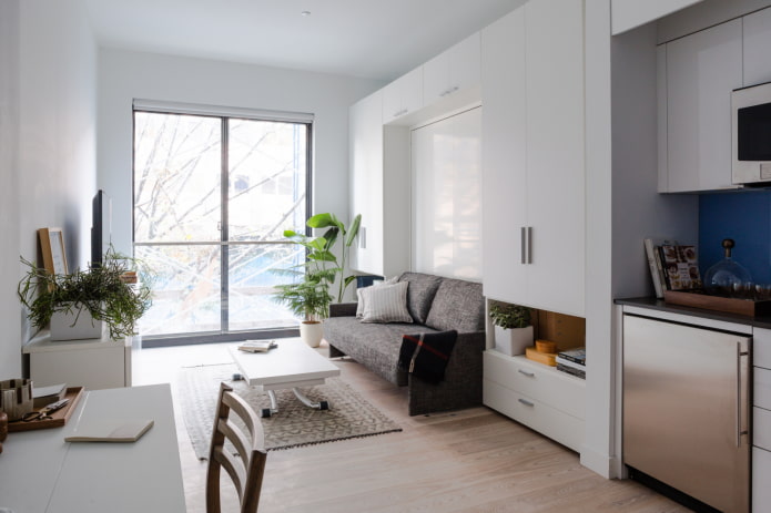 interno di un monolocale con una finestra