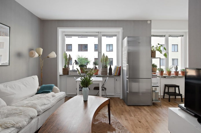 interno di un monolocale con due finestre