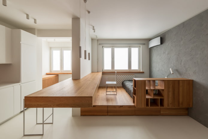 interno di un monolocale con due finestre
