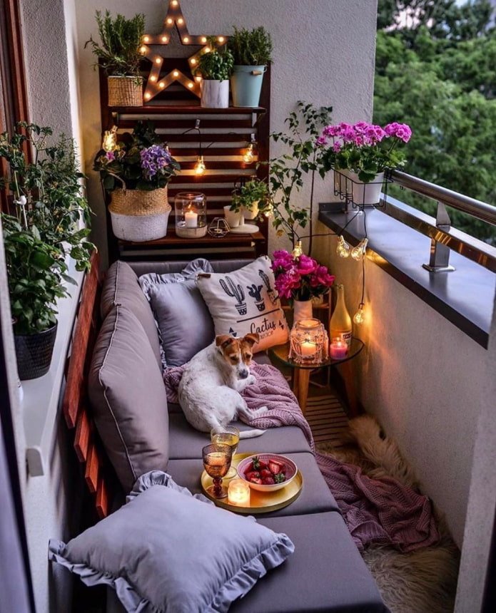 accogliente balcone aperto