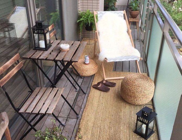 chaise longue sul balcone