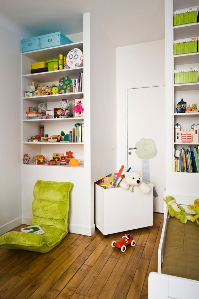 scaffali aperti nella cameretta dei bambini