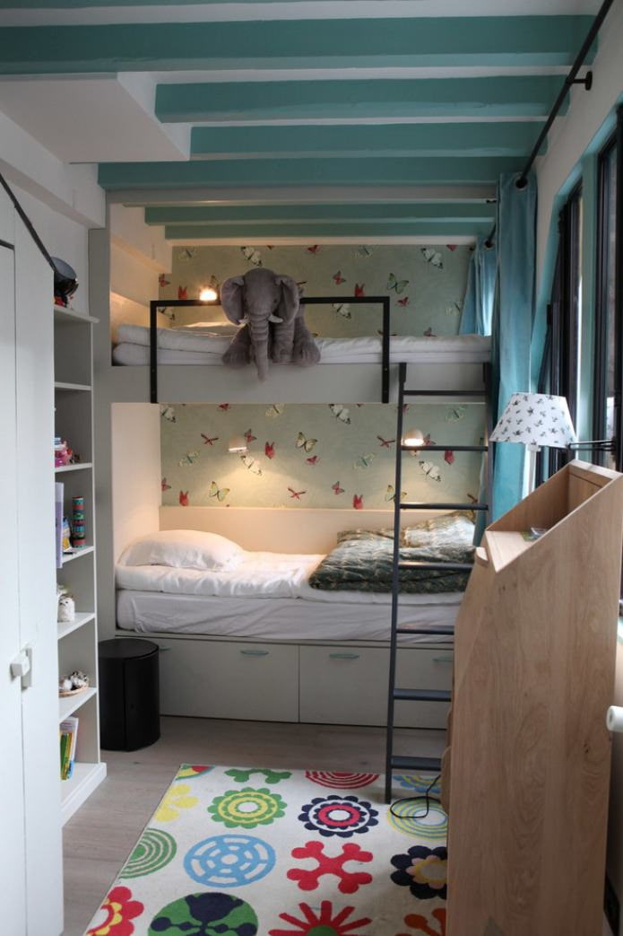 una cameretta per due bambini con un letto a castello