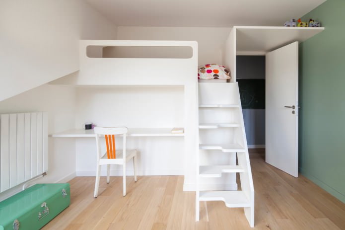 tavolo e letto combinati in una cameretta per bambini in bianco