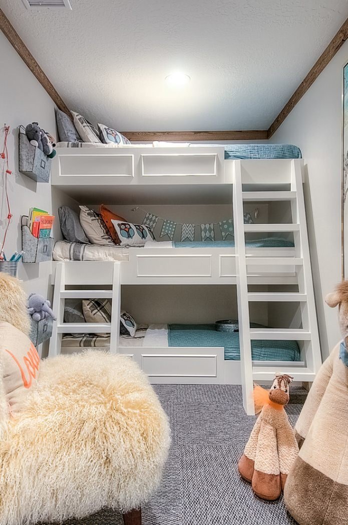cameretta con letto a tre livelli