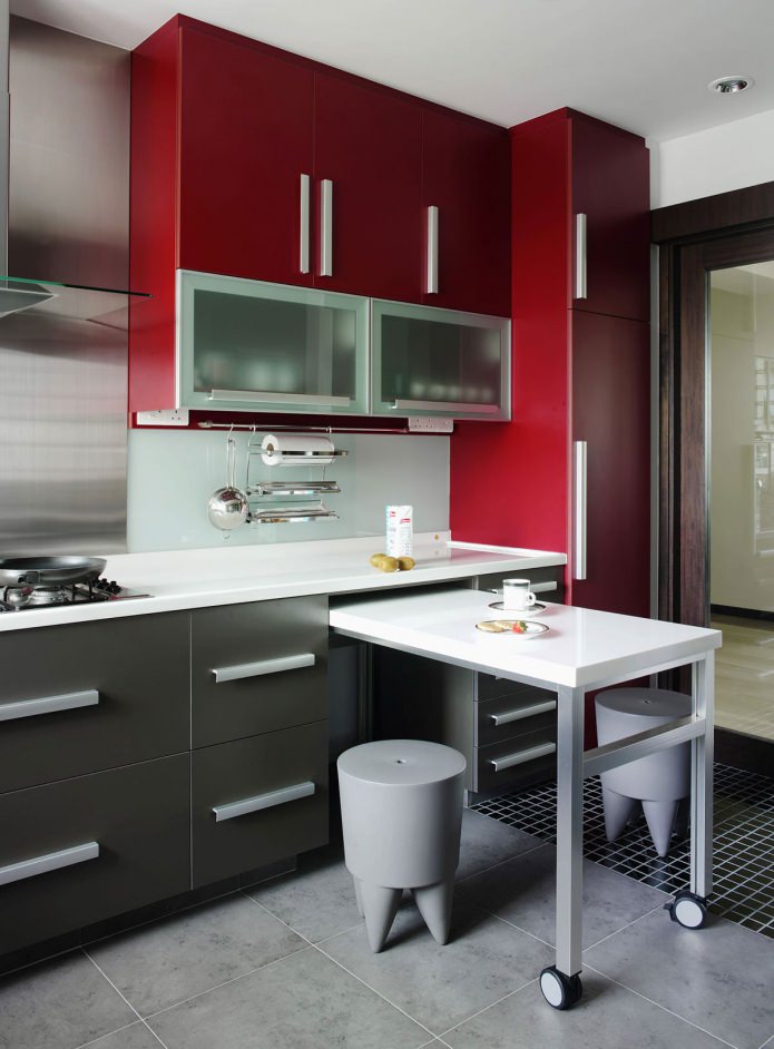 interno di una piccola cucina con bancone bar