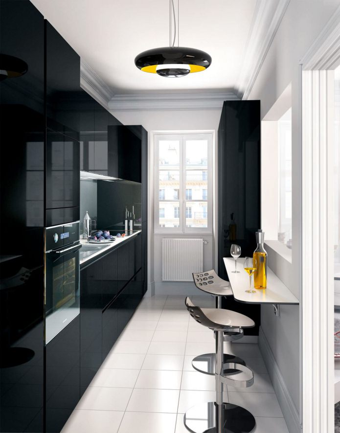interno di una piccola cucina con bancone bar