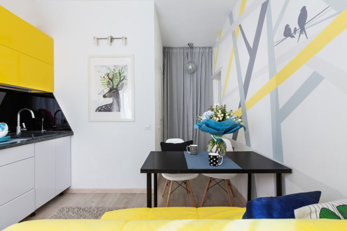 decorazioni e tessuti per l'interno di una piccola cucina