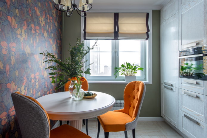 decorazioni e tessuti all'interno di una cucina di piccole dimensioni