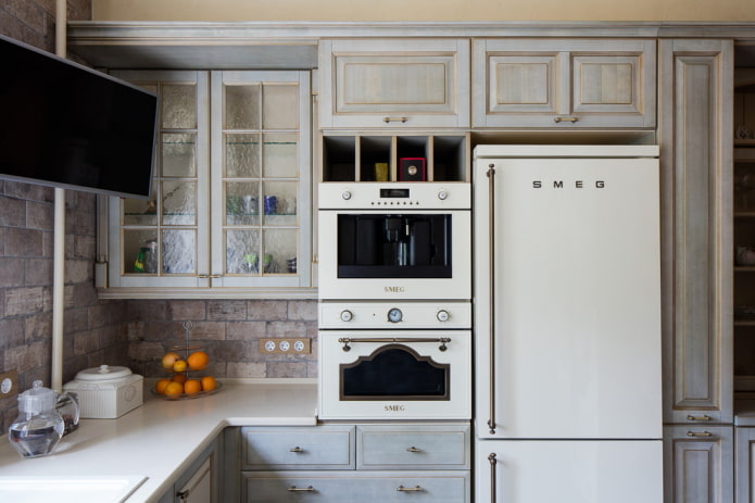 disposizione degli elettrodomestici all'interno di una piccola cucina