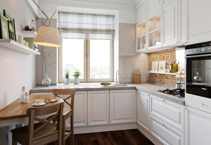 decorazioni e tessuti all'interno di una cucina di piccole dimensioni