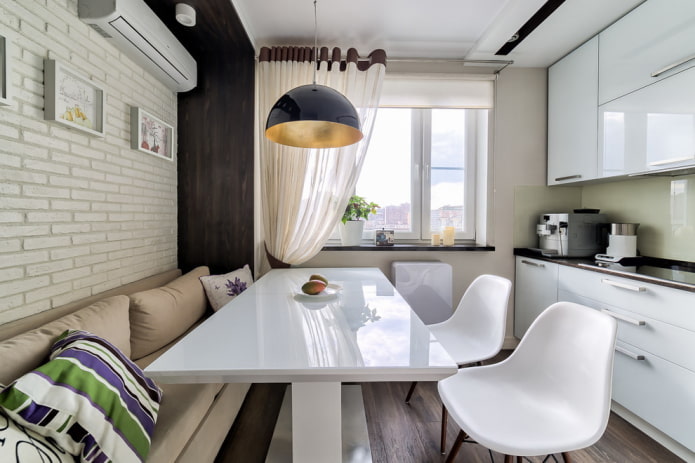 Decorazioni e tessuti per l'arredamento di una cucina di piccole dimensioni