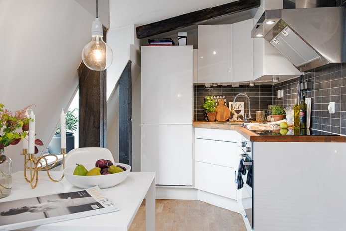 cucina di piccole dimensioni in stile scandinavo