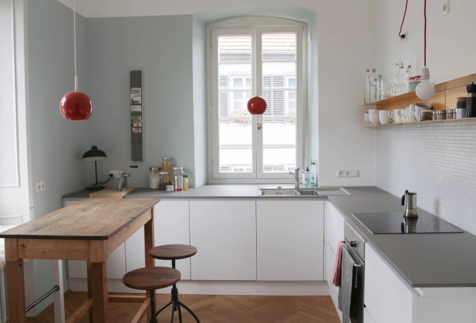 disposizione dei mobili all'interno di una cucina di piccole dimensioni