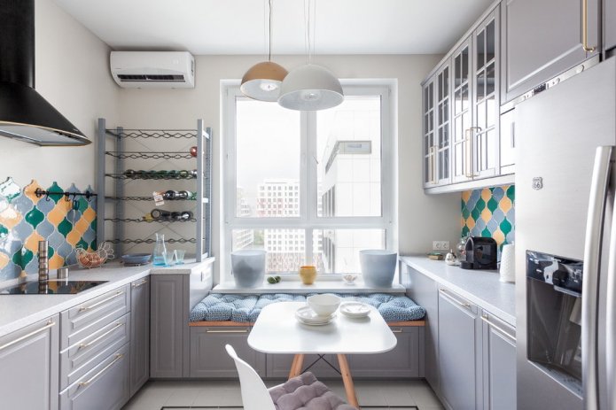 zona cucina di 6 metri quadrati con divano