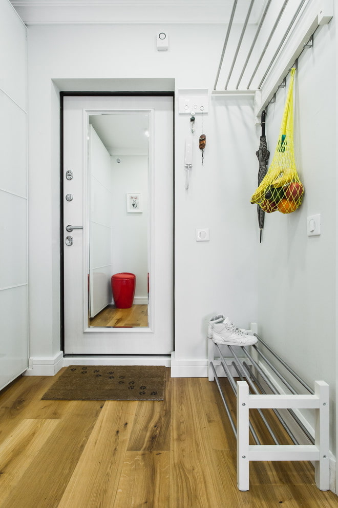 rifiniture all'interno di un piccolo corridoio