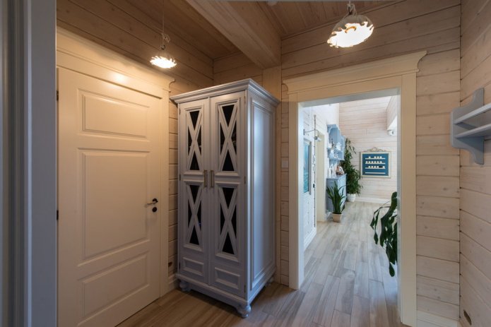 design del corridoio in una casa in legno