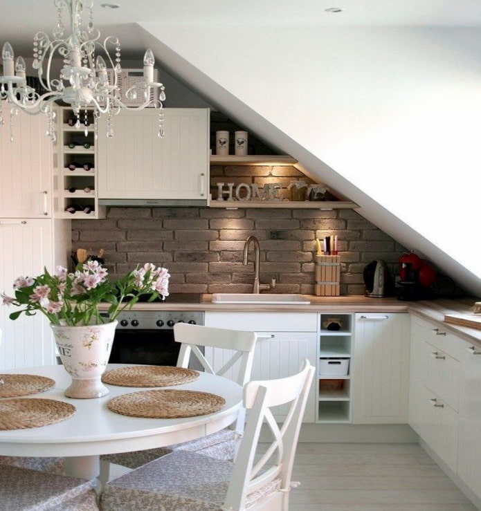 cucina con scaffali in soffitta